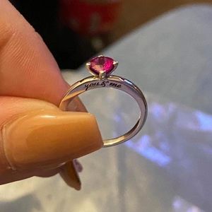 Sortija size 6 color rosa y violeta totalmente nuevo usado una vez